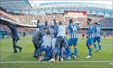  ??  ?? Los jugadores del Deportivo, a los que se unió Fernando Vázquez, celebran el gol de Sabin Merino.