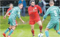  ?? FOTO: VOLKER STROHMAIER ?? Berkheim (l. Daniel Welser) und Erolzheim (am Ball Stefan Munteanu) trennten sich unentschie­den.