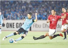  ??  ?? Japan’s Kawasaki Frontale forwardYu Kobayashi (L) fights for the ball with Japan’s Urawa Reds defender Tomoaki Makino during the AFC Champions League quarter-final football match between Kawasaki Frontale and Urawa Reds at Todoroki stadium in Kawasaki...