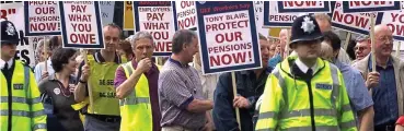  ?? ?? Protest: Pension fears following the collapse of Allied Steel & Wire in Sheerness, Kent