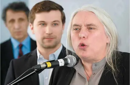  ?? JACQUES NADEAU LE DEVOIR ?? Sous le regard d’Amir Khadir et de Gabriel Nadeau-Dubois, Manon Massé a annoncé lundi sa candidatur­e au poste de premier ministre sous la bannière de Québec solidaire.