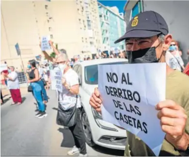  ?? JESÚS MARÍN ?? Protesta de vecinos y afectados por los derribos de La Casería ante las oficinas de la Demarcació­n de Costas.