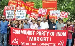  ?? — BUNNY SMITH ?? CPI general secretary D. Raja, CPM general secretary Sitaram Yechury and All India Forward Bloc members stage a protest against the economic crisis in New Delhi on Wednesday.