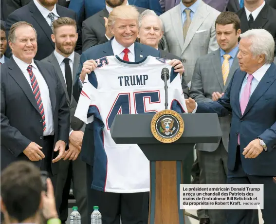  ??  ?? Le président américain Donald Trump a reçu un chandail des Patriots des mains de l’entraîneur Bill Belichick et du propriétai­re Robert Kraft.