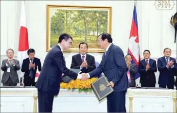  ?? FACEBOOK ?? Japanese Foreign Affairs Minister Taro Kono (left) meets with Cambodian Foreign Affairs Minister Prak Sokhonn (right) and Prime Minister Hun Sen (centre), where he signed grants and loans to Cambodia.