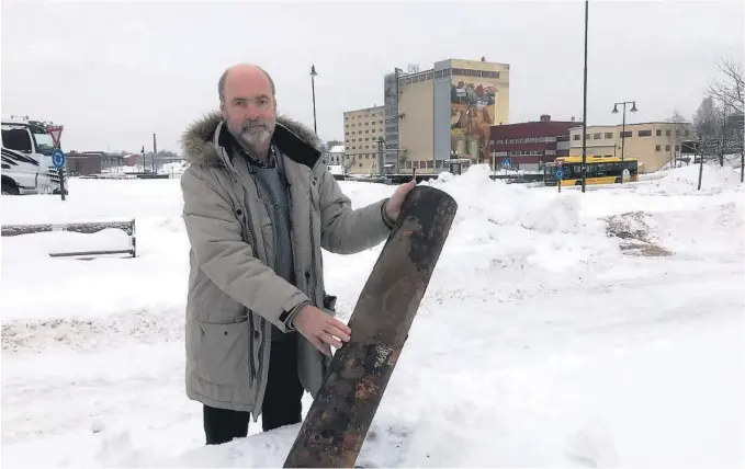  ?? FOTO: BJØRNAR LARSEN ?? HAR GJORT TJENESTEN: Skien kommune har ca. 550 kilometer med vannlednin­ger. Teknisk sjef Finn Jenssen viser her fram et vannrør som var i drift i 100 til 120 år før det ble skiftet ut.