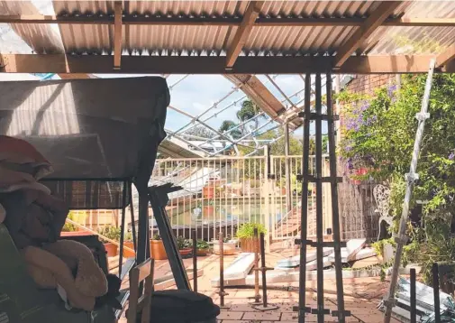  ?? Picture: EMILY HALLORAN ?? Scaffoldin­g was blown on to a Broadbeach Waters home during a fierce storm on the weekend.