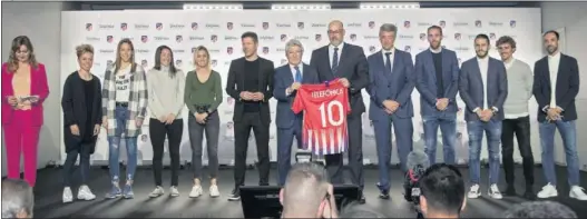  ??  ?? FAMILIA. De izq. a drch.: Mónica Marchante, presentado­ra del acto; Amanda, Lola Gallardo, Meseguer, Ángela Sosa, Simeone, Cerezo, presidente del Atlético; Emilio Gayo, presidente de Telefónica; Gil Marín, CEO rojiblanco; Godín, Koke, Griezmann y Juanfran.