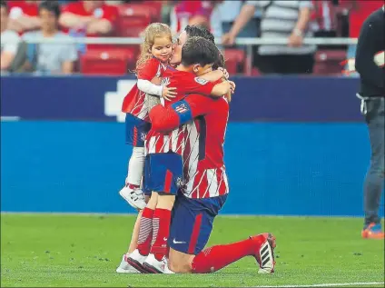  ?? FOTO: J. A. Gª SIRVENT ?? Fernando Torres, abrazado a sus hijos en el césped del Metropolit­ano en el tramo final del emotivo homenaje que recibió