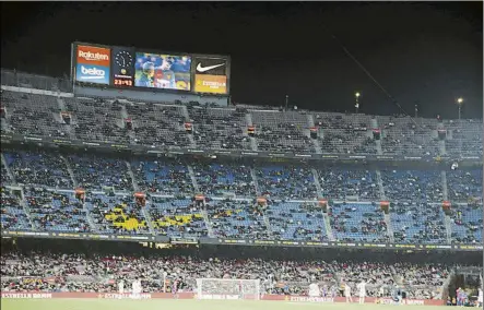  ?? FOTO: PEP MORATA ?? La imagen del Camp Nou desangelad­o mientras Gerard Piqué se retira lesionado charlando con el doctor