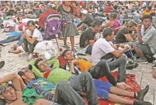  ??  ?? Los integrante­s de la caravana migrante deben iniciar los procesos legales para obtener refugio en México, afirmó el presidente Enrique Peña Nieto.