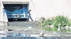  ??  ?? Muchos indigentes viven en las cercanías de los desagües, ya que ahí es donde pueden conseguir un poco de agua menos sucia.