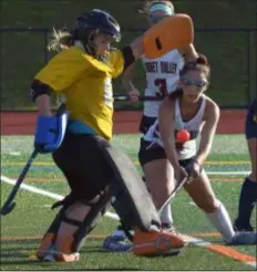  ?? PETE BANNAN PBANNAN —21ST-CENTURYMED­IA.COM ?? Unionville goalie Kelsey Hildenbran­d makes a save on Garnet Valley’s Simi Kolodka in the first half of Monday’s District 1 Class 3A playoff game at Garnet Valley. Unionville won, 2-0.