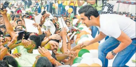  ??  ?? Cricketer Gautam Gambhir greets the attendees at the first edition of Soldierath­on, organised to honour the sacrifices of the Indian soldiers