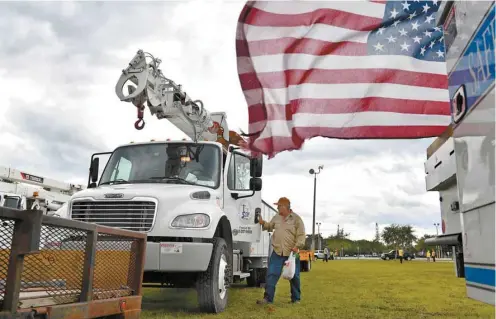  ?? MIKE LANG SARASOTA HERALD-TRIBUNE / ASSOCIATED PRESS ?? Des réparateur­s de lignes électrique­s ont été déployés sur le territoire de la Floride pour répondre rapidement aux urgences causées par l’ouragan Michael.