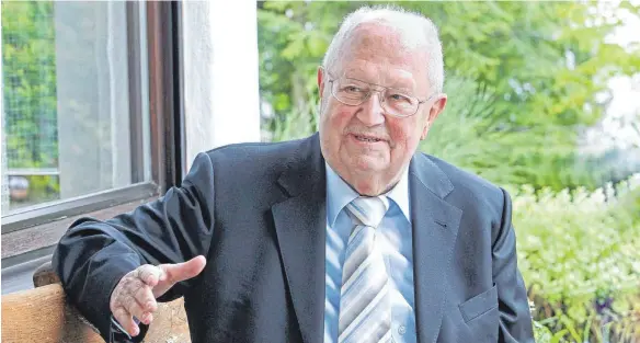  ?? FOTO: THOMAS SIEDLER ?? Brückenbau­er und Strippenzi­eher: Nur wenige Wochen nach seinem 85. Geburtstag ist Gustav Wabro gestorben.