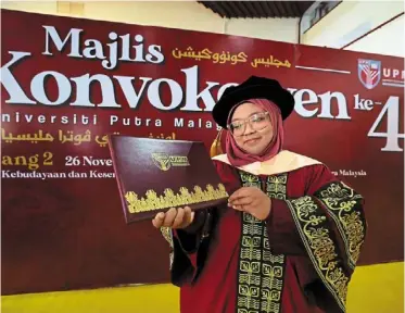  ?? ?? Proud achievemen­t: norhidayu posing with her doctorate at Upm’s 46th convocatio­n ceremony. — bernama