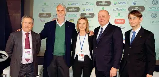  ??  ?? A Verona Da sinistra: Giorgio Scarso, presidente Fis; Giovanni Malagò, presidente Coni; l’olimpionic­a Valentina Vezzali; Paolo Bedoni, presidente di Cattolica; Luca Campedelli presidente di Paluani e del Chievo