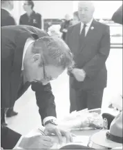  ??  ?? Sherbrooke Mayor Steve Lussier signing the ACDO'S memorial book under the gaze of J.michel Doyon, Lieutenant-gouvernor of Québec