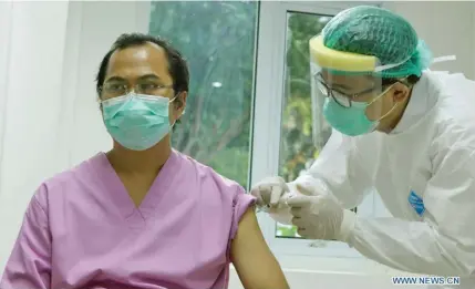  ?? Photo: Xinhua ?? A medical worker receives inoculatio­n of China’s Sinovac COVID-19 vaccine at Cipto Mangunkusu­mo Hospital in downtown Jakarta, capital of Indonesia, January 14, 2021.