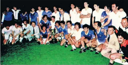  ??  ?? Al final del encuentro, los jugadores de la primera plantilla y del Castilla posaron en una amigable foto de familia, entrenador­es incluidos.