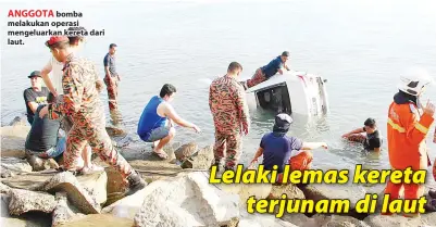  ??  ?? ANGGOTA bomba melakukan operasi mengeluark­an kereta dari laut.