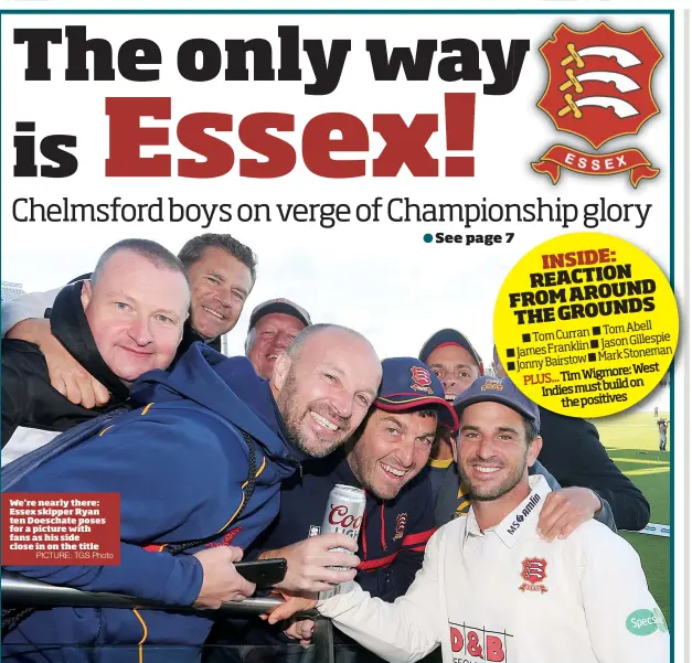  ?? PICTURE: TGS Photo ?? We’re nearly there: Essex skipper Ryan ten Doeschate poses for a picture with fans as his side close in on the title