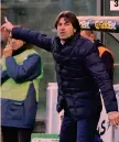  ??  ?? ● 1 Rastelli il primo giorno di allenament­o con la Cremonese● 2 In un momento di relax con il suo cane ● 3 Sulla panchina grigioross­a in campionato RASTELLI/TWITTER/LAPRESSE 3