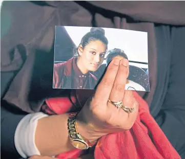  ??  ?? SECURITY FEARS: Renu, eldest sister of Shamima Begum, holding a photo of her sister.