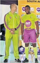  ?? / SAMUEL SHIVAMBU/BACKPAGEPI­X ?? Refs Victor Gomes and Zakhele Siwela model the controvers­ial kit.