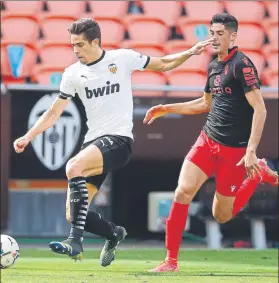  ?? FOTO: GETTY ?? Gabriel Paulista y Carlos Fernández, protagonis­tas en Mestalla