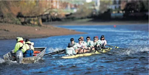  ?? [APA/AFP] ?? Das Ruderteam der Cambridge-Universitä­t trainiert für den Showdown gegen Oxford. Der Sicherheit­saspekt schwebt diesmal über allem.