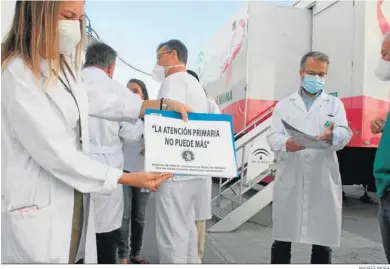  ?? ANDRÉS MORA ?? El presidente de Basta Ya Cádiz (derecha) en la concentrac­ión celebrada en el Centro de Salud Pinillo Chico de El Puerto.