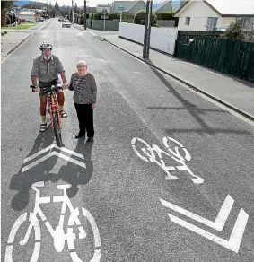  ?? SCOTT HAMMOND/STUFF ?? Blenheim residents Gerald and Susan Sexton say the message behind the sharrows is ‘‘clear and obvious’’.