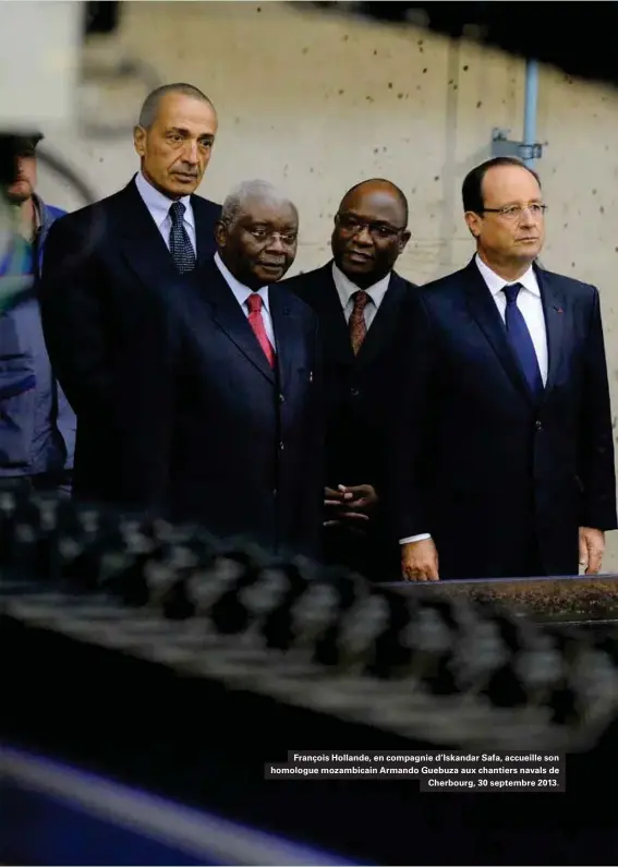  ??  ?? François Hollande, en compagnie d'iskandar Safa, accueille son homologue mozambicai­n Armando Guebuza aux chantiers navals de Cherbourg, 30 septembre 2013.