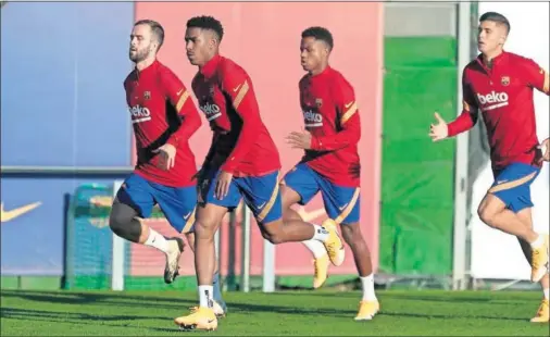  ??  ?? Pjanic, Junior Firpo, Ansu Fati e Iñaki Peña, en una carrera durante el entrenamie­nto de ayer.