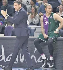  ?? JAVIER ALBIÑANA ?? Ibon Navarro, entrenador del Unicaja, con Osetkowski.