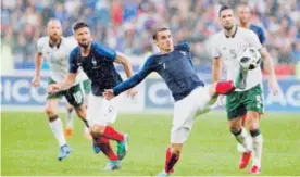  ?? AP. ?? El francés Antoine Griezmann ingresó de cambio en el juego amistoso en el que su selección se impuso 2 a 0 ante Irlanda, este lunes .