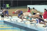  ??  ?? Varios de los nadadores en plena faena durante el desarrollo de las competenci­as efectuadas ayer en el invitacion­al de natación..