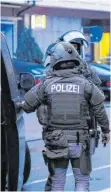  ?? FOTO: KOHLS/SDMG/DPA ?? Ein Spezialein­satzkomman­do der Polizei suchte nach einer Auseinande­rsetzung mit zwei Verletzten in Plochingen nach drei Flüchtigen.