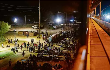  ?? Verónica G. Cárdenas/The New York Times ?? Cerca de 10 mil migrantes, a maioria haitianos, acampam debaixo de ponte em Del Rio (Texas)