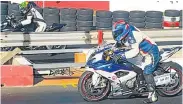  ??  ?? POLE POSITION: SA champion Pieter de la Rey is the one to beat in the SB Superbike Eliminatio­n class