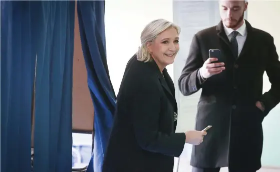  ?? FOTO: EPA/OLIVIER HOSLET ?? MOT ANDRA OMGåNGEN. Nationella frontens kandidat Marine Le Pen röstade i Henin-Beaumont i norra Frankrike.