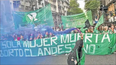  ?? CEDOC PERFIL ?? EN FOCO. Miles de mujeres marcharon el viernes a favor del aborto legal en Buenos Aires.