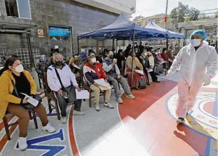  ??  ?? La OMS espera que cada país haya vacunado al 10 % de su población a finales de septiembre y al 70 %, a mediados de 2022.