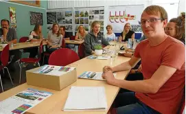  ?? FOTO: CASJEN CARL ?? Torsten Löffler (Thinka) beim Treffen der Stadtteilr­unde mit dem frisch gedruckten Stadtteilk­ompass vor sich auf dem Tisch.