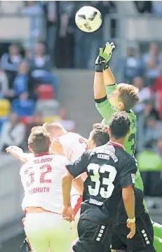  ?? FOTO: FALK JANNING ?? Die Szene, die zum Ausgleich führt: Es ist deutlich zu sehen, dass Alexander Madlung (2. v. li.) nicht den Torhüter angeht, sondern der Würzburger Keeper die Situation einfach nicht beherrscht.