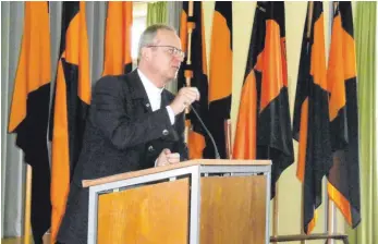  ?? FOTO: HANS SÜSS ?? Kolping-Bundespräs­es Josef Holtkotte bei seinem Referat im Gemeindeha­us in Bad Schussenri­ed.