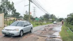  ??  ?? Varios tramos de la calle principal de la colonia Villeda Morales se encuentran destruidos producto de las fuertes lluvias.