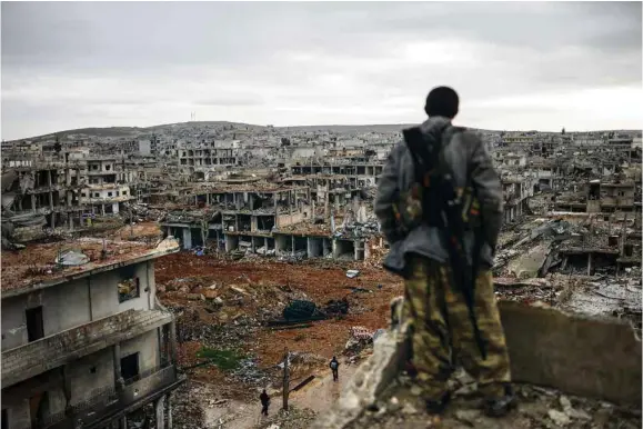  ?? (AFP PHOTO/BULENT KILIC) ?? Un tireur d’élite kurde dans les ruines de Kobané, dans le Kurdistan syrien, au mois de janvier 2015.